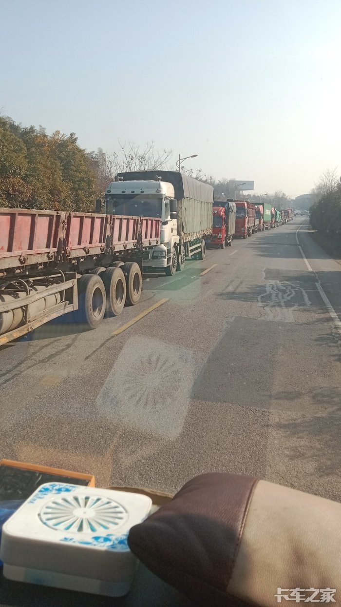 因为交通事故严重堵车这些货车还是蛮守规