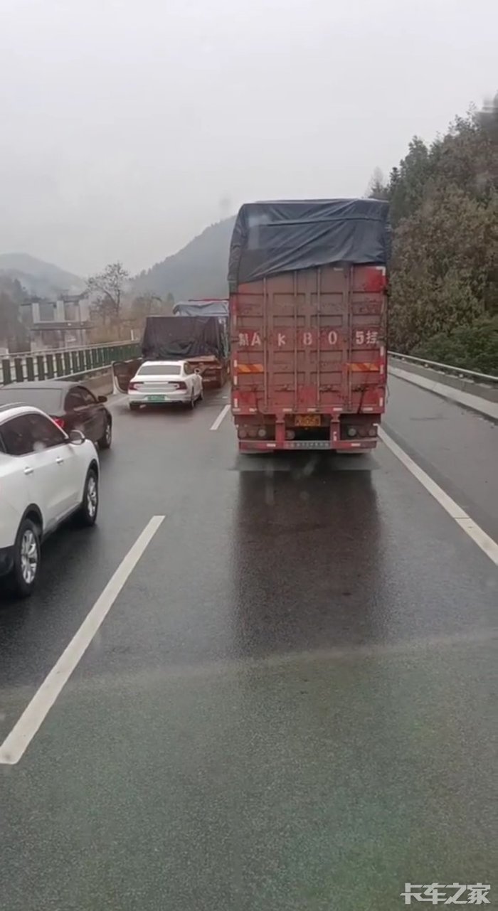 下雨的高速路上图片图片