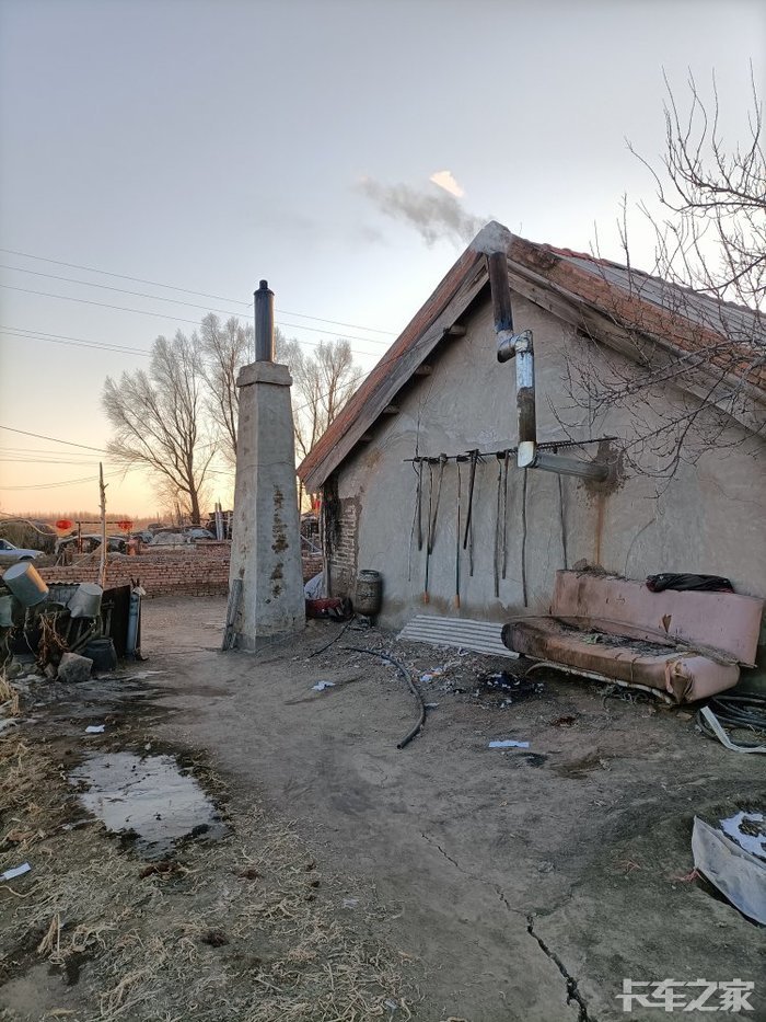 农村的房子立着烟筒