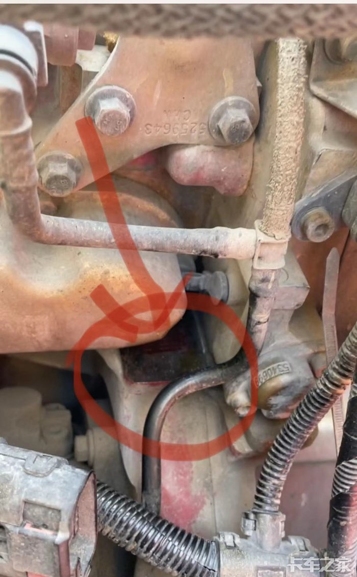 请问欧马可康明斯28发动机钢印号在什么位置