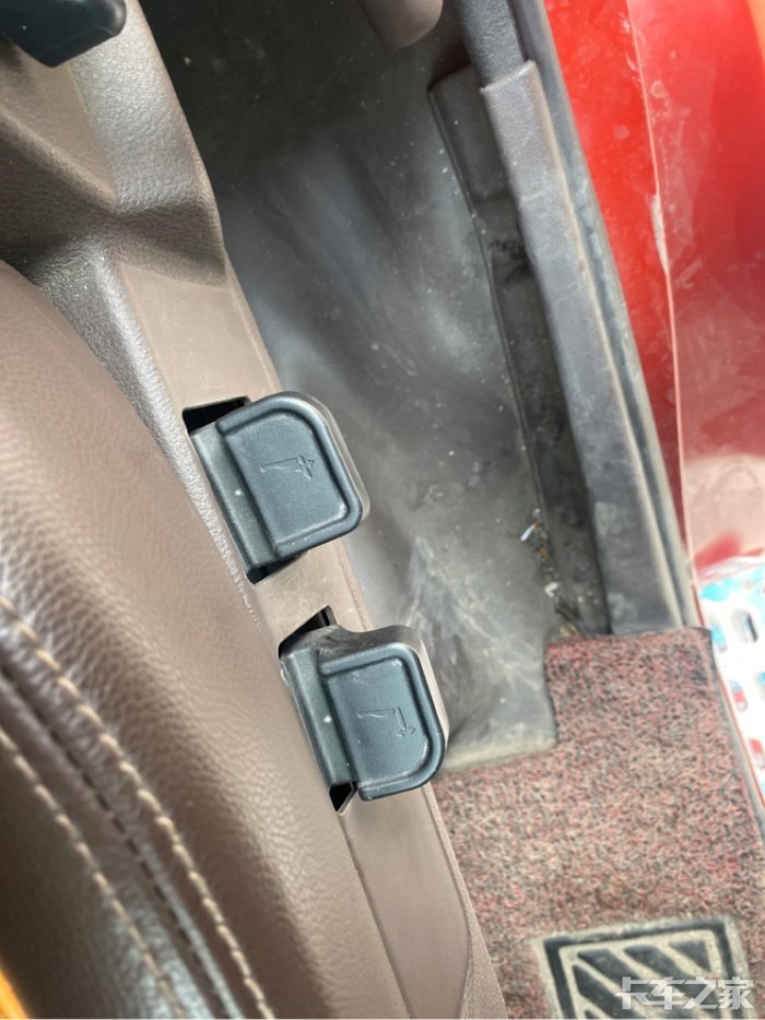 各位大哥们请问一下乘龙m3气囊座椅怎么调节左手边2个按钮