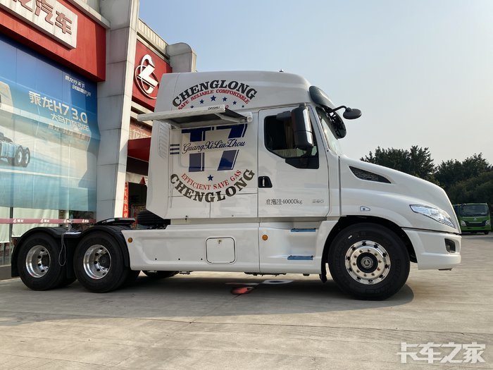 牵引车界的宜商宜家车型跑长途看柳汽乘龙t7l房车